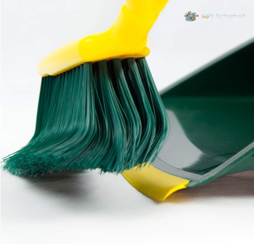 Kehrbesen mit schrägen Borsten