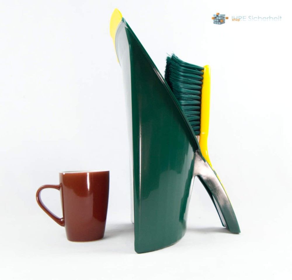 Kehrbesen und Schaufel